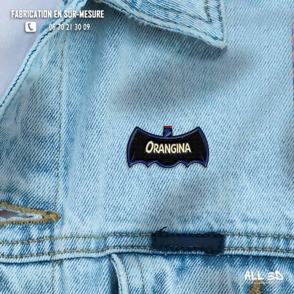 Pin's en métal émaillé sur-mesure Orangina Halloween avec couleur fluorescente brillant dans le noir