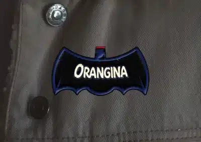 Pin's en métal émaillé sur-mesure Orangina Halloween avec couleur fluorescente brillant dans le noir