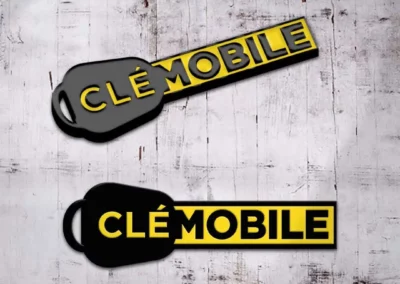 Porte-clés en métal émaillé 2D personnalisé pour CLEMOBILE, entreprise spécialisée dans l'assistance pour clés et cartes électroniques perdues.